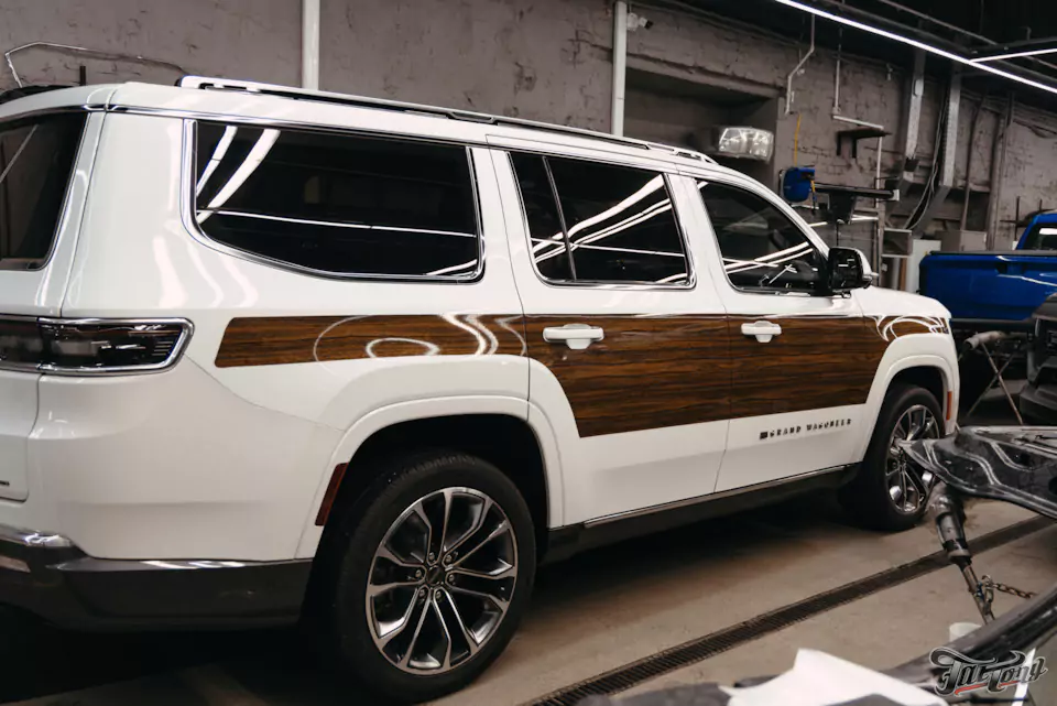 Так не должно быть! Заново разработали дизайн наклеек для Jeep Grand Wagoneer и забронировали кузов полиуретаном